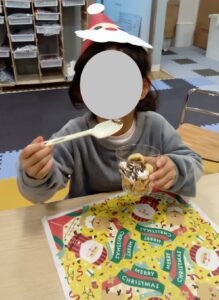 クリスマス会でパフェを楽しむ様子