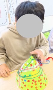 クリスマス制作の様子 毛糸やシールで飾り付け