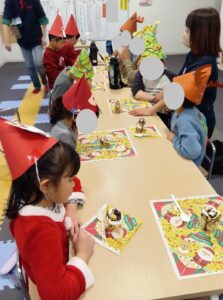 作ったパフェをみんなで食べている様子