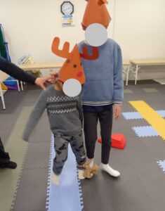 二人三脚に挑戦している様子