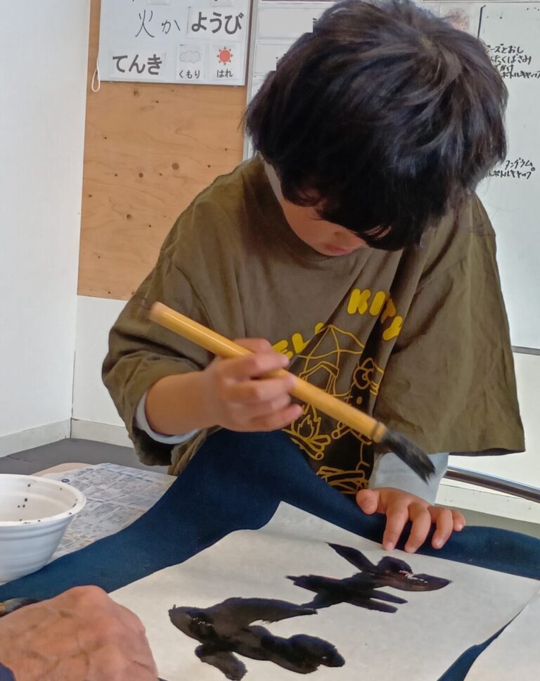 書道に取り組んでいる様子