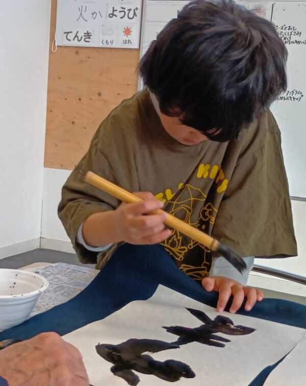 書道に取り組んでいる様子