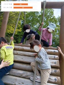 指導員の手から離れてアスレチックに挑戦する様子