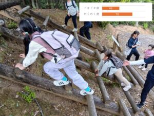 アスレチックに挑戦する様子